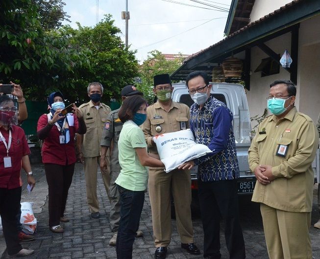 Penyerahan bantuan beras oleh Wawali Yogyakarta kepada Warga Kraton