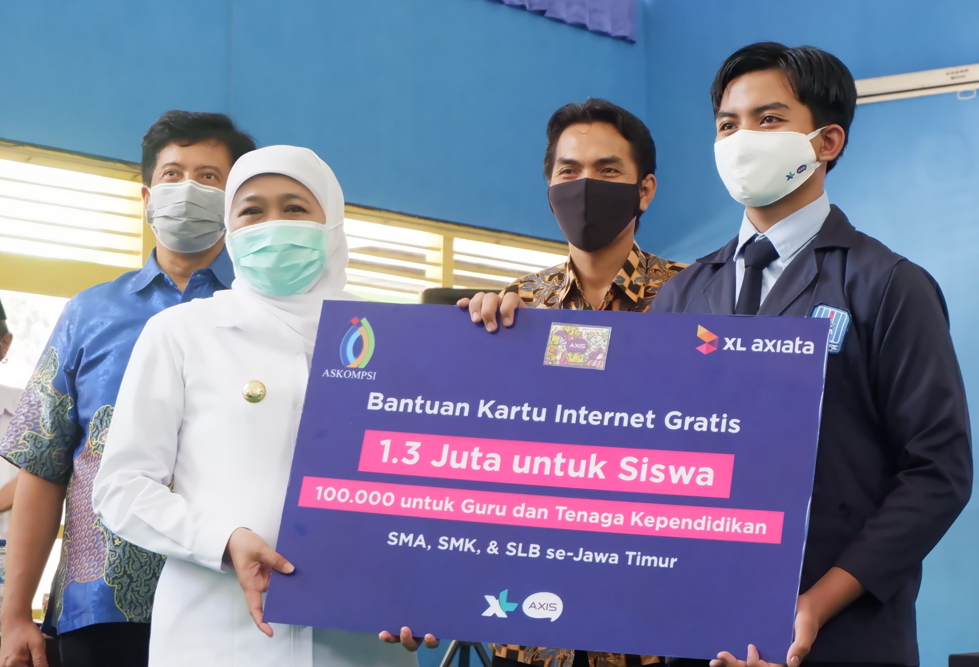 Gubernur Khofifah menyerahkan secara simbolis paket data kepada salah satu siswa di Madiun.