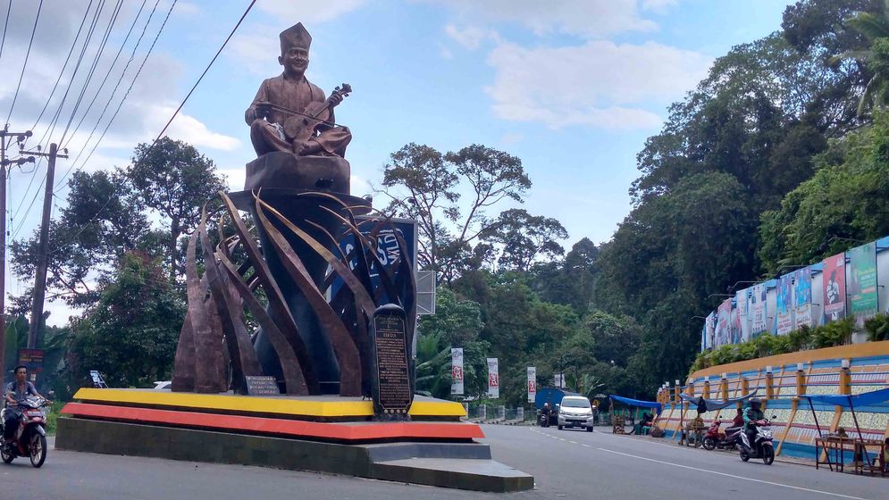 Tugu biola yag ada di Painan/Foto: M Henda/KabarMinang.id