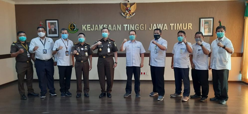Direktur PTPN X, Aris Toharisman dan Kepala Kejaksaan Tinggi Jatim, Mohamad Dofir, usai penandatanganan perjanjian sewa, Senin (21/9/2020).