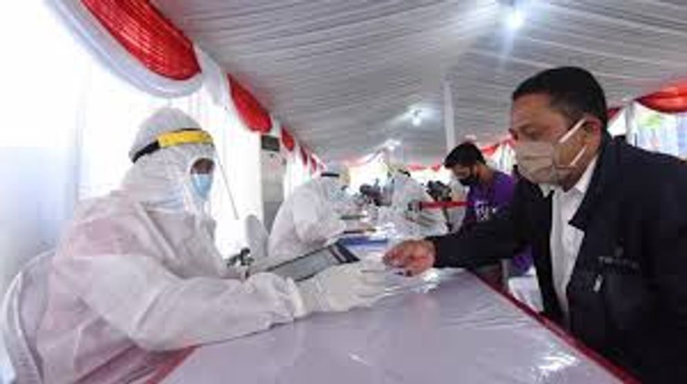 Sebuah swab test yang dilakukan di Surabaya