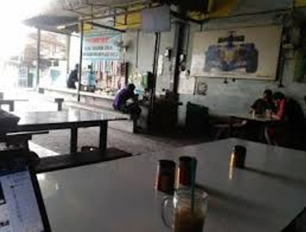 Sebuah warung kopi di Surabaya