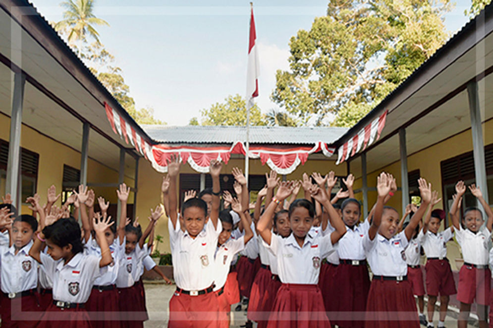 Pelajar SD tengah melakukan kegiatan di lingkungan sekolah