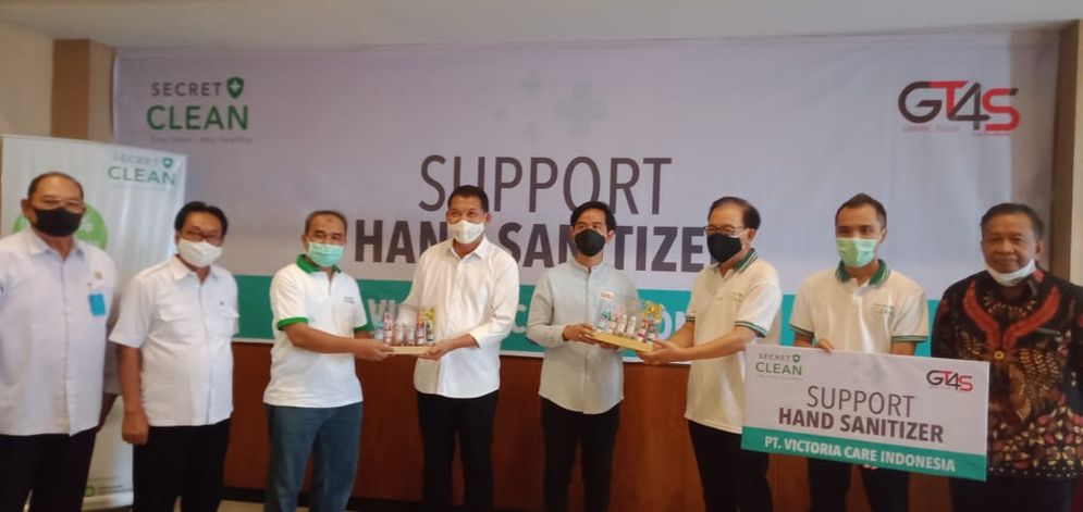 Paslon Walikota & Wakil Walikota Surakarta, Gibran Rakabuming Raka dan Teguh Prakosa menerima dukungan hand sanitizer dari Billy Hartono Salim, Founder dan CEO PT. Victoria Care Indonesia