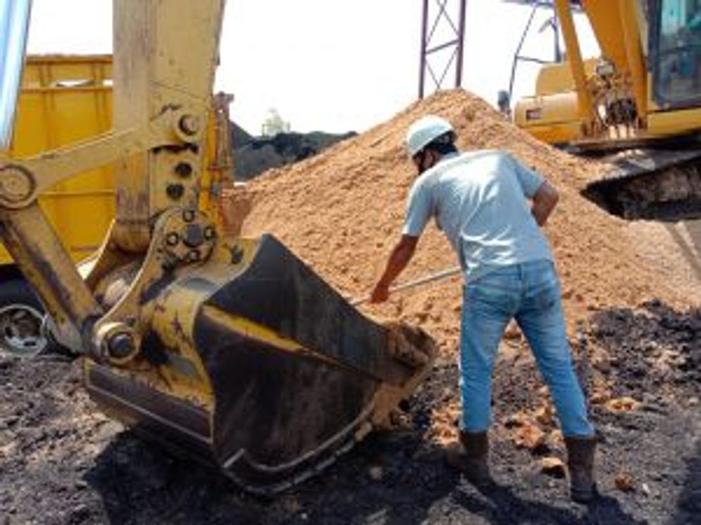 Proses co-firing di pembangkit listrik milik PT PJB. 