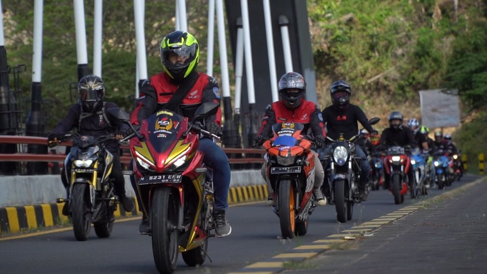 Kolaborasi komunitas Bold Riders Malang saat menyerahkan bantuan ke sejumlah tempat di Malang.