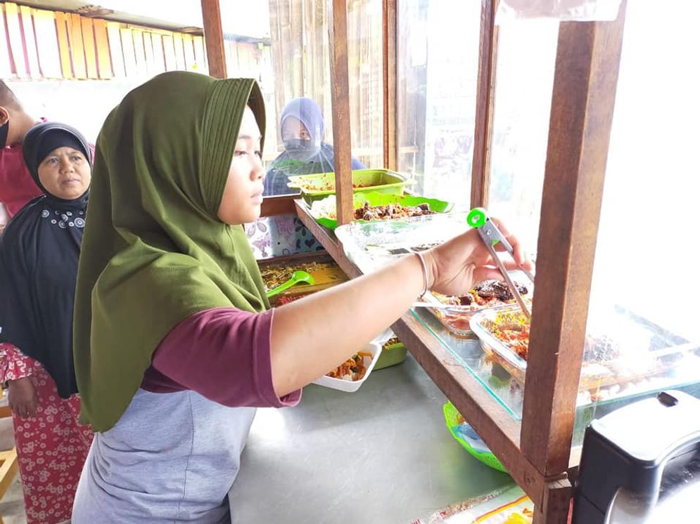 Penjual nasi Padang seharga Rp5.000 di Ulak Karang Padang/Foto: ist