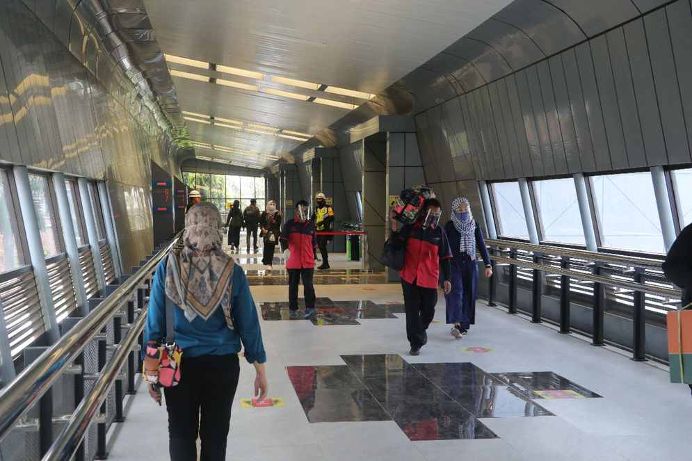 Skybridge Stasiun Bandung, sudah mulai uji coba operasi sejak Rabu (23/9/2020) kemarin. Jembatan tersebut dibangun membentang dari Selatan ke Utara untuk memudahkan para calon penumpang kereta.