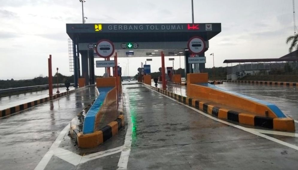 Gerbang tol Pekanbaru-Dumai.  Tol sepanjang 131.48 kilometer itu  dibangun menggunakan produk PT Semen Padang/Foto: ist