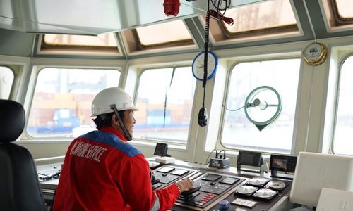 Kapal tunda/pandu milik IPCM