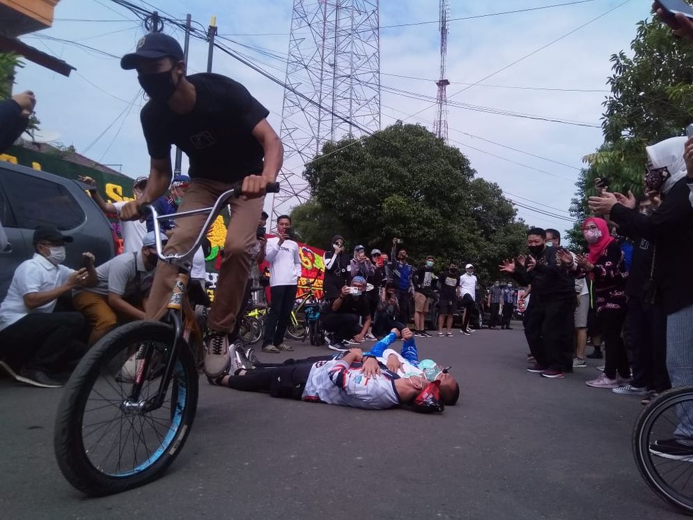 Pesepeda dengan gaya bebas melompati sejumlah pejabat Pemkot Palembang pada Grand Launching Bynon Coffee and One Stop Bargain.bike