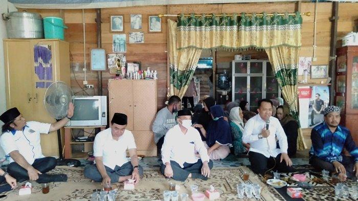zairullah saat berbincang dengan warga