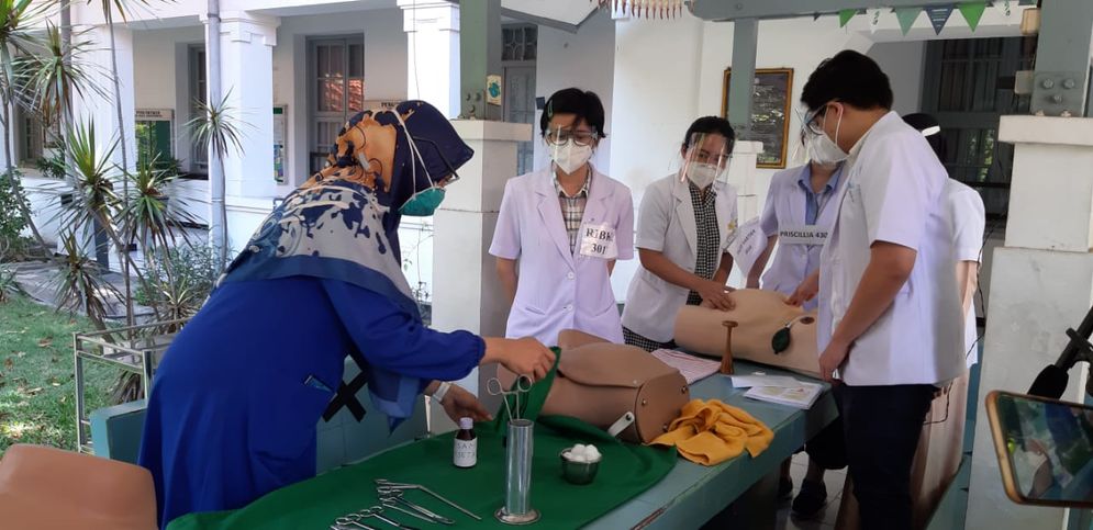 Dosen FK Unair, Dr dr Eighty Mardian Kurniawati, SpOG sedang memberikan kuliah praktik pertolongan persalinan kepada mahasiswa DM2.