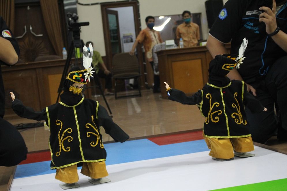 Robot penyemptor desinfektan UMS