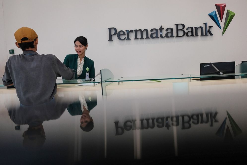Suasana pelayanan nasabah di salah satu kantor cabang milik Bank Permata di Jakarta.