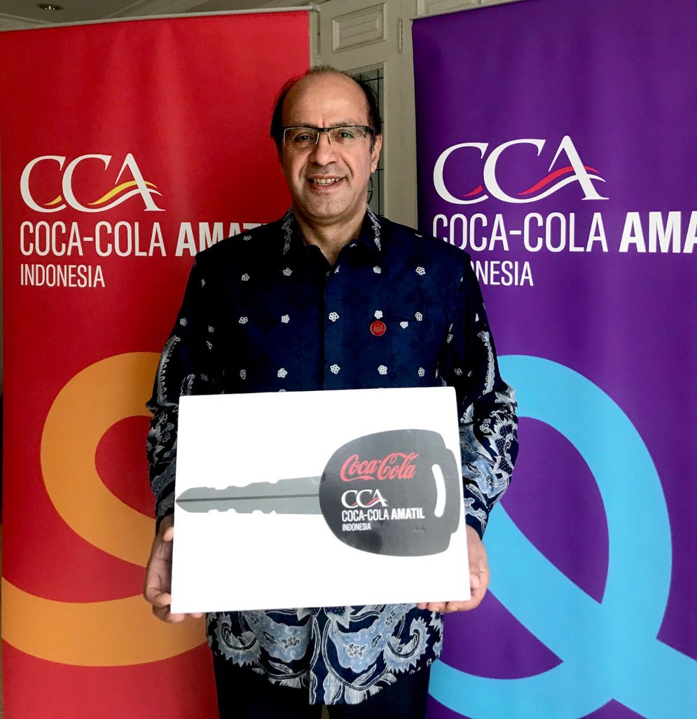Presiden Direktur Coca-Cola Amatil Indonesia Kadir Gunduz secara simbolis menyerahkan bantuan 1 unit ambulans kepada PMI