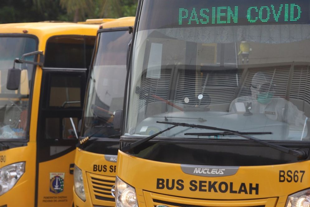 Bus sekolah yang dialihfungsikan jadi penjemput pasien Covid-19 di Jakarta/Foto: Ismail Pohan/TrenAsia