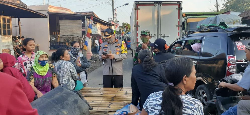 Aksi protes truk batubara dengan tutup jalinteng