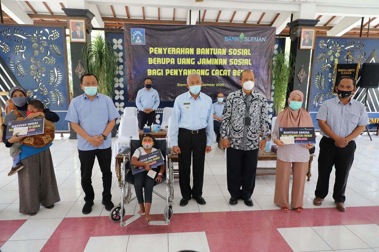 Suasana penyerahan bansos