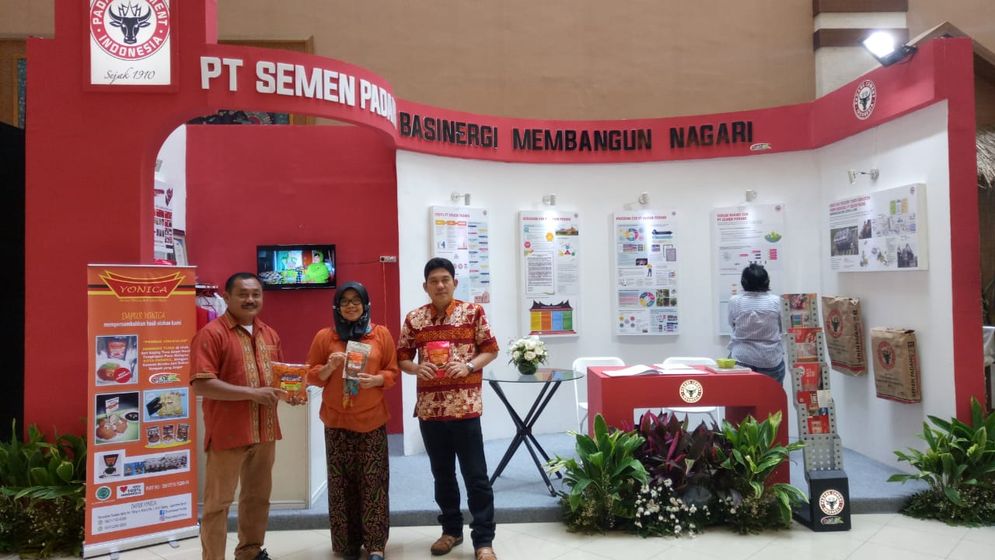 Rosmawarty, pemilik Dapur Yonica saat mengikuti pameran yang difasilitasi Semen Padang di Batam beberapa tahun lalu/Foto: ist