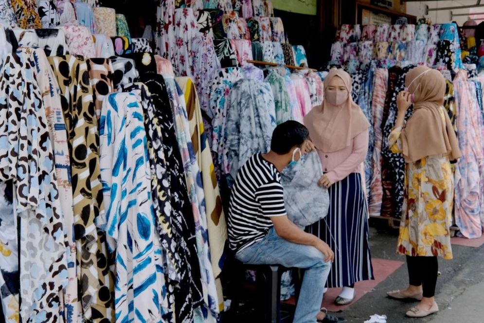 Pembeli memilih produk kain di Pasar Tekstil Cipadu, Tangerang, Banten, Kamis, 17 September 2020. Foto:Ismail Pohan/TrenAsia