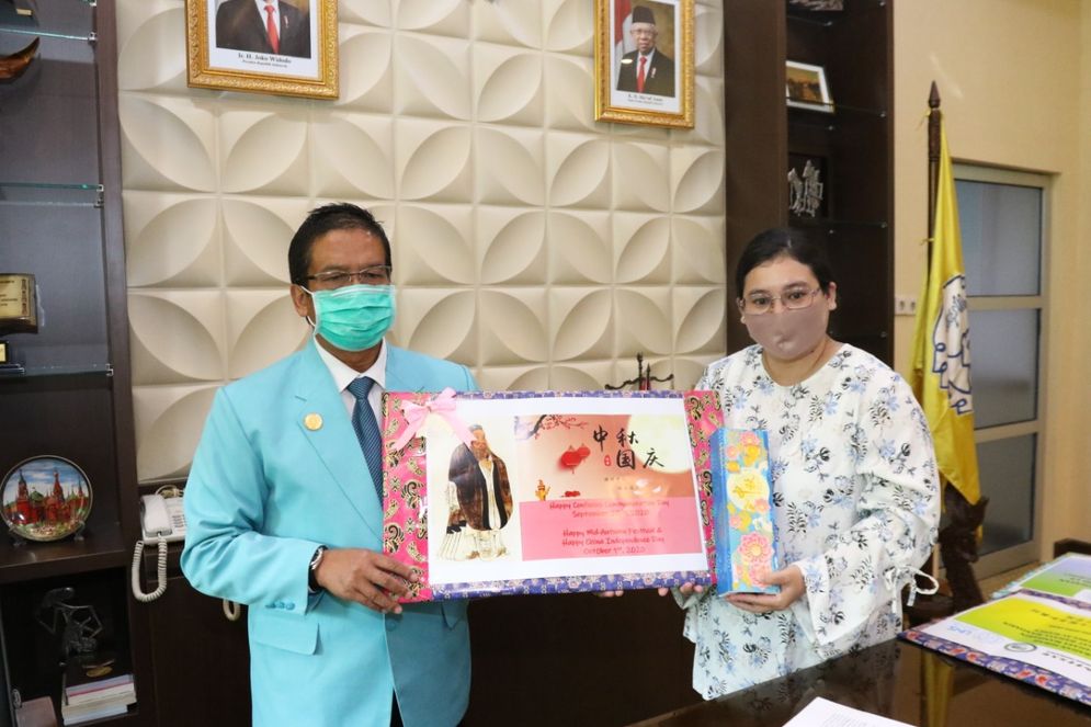 Penyerahan bantuan untuk UNS