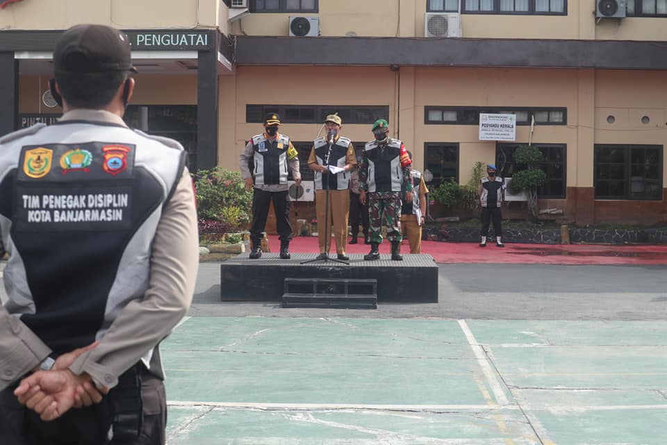 Plt walikota Banjarmasin Hermansyah memimpin apel yustisi penegakkan protokol kesehatan