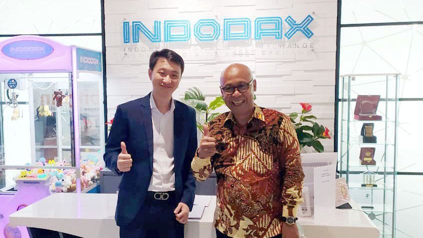 CEO Indodax (kiri) dan Dirut PT KBI usai Kerjasama