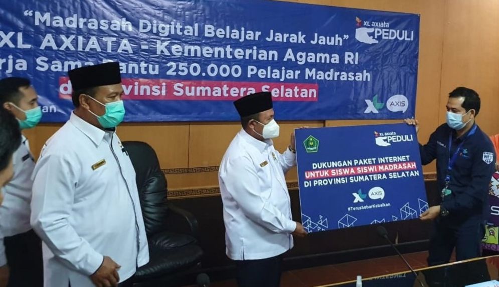 Penyerahan simbolis paket internet gratis di Aula Kemenag Sumsel