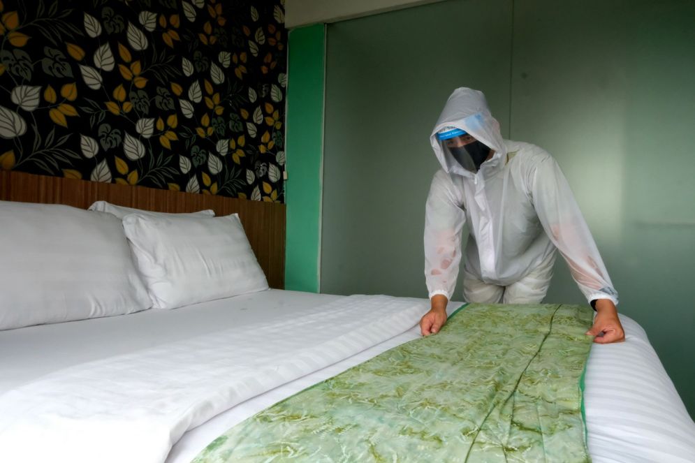 Pekerja dengan menggunakan Alat Pelindung Diri (APD) beraktivitas di The Green Hotel, Bekasi, Jawa Barat dan hotel ini mengajukan untuk tempat isolasi mandiri pasien Covid-19/Foto: Ismail Pohan/TrenAsia