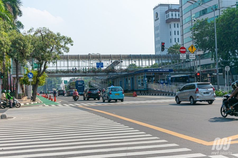 <p>Jembatan penyeberangan orang yang menghubungkan sisi timur dan barat serta Halte Transjakarta Bank Indonesia yang akan dibongkar sebagai bagian dari persiapan pembangunan Stasiun Thamrin. / Dok. PT MRT Jakatra</p>
