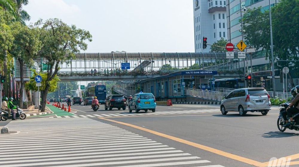 <p>Jembatan penyeberangan orang yang menghubungkan sisi timur dan barat serta Halte Transjakarta Bank Indonesia yang akan dibongkar sebagai bagian dari persiapan pembangunan Stasiun Thamrin. / Dok. PT MRT Jakatra</p>
