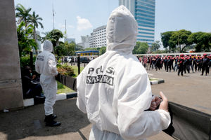 <p>Petugas kepolisian mengenakan hazmat saat mengawal aksi unjuk rasa buruh di depan komplek Parlemen, Senayan, Jakarta, Rabu, 30 September 2020. Aksi unjuk rasa terkait Omnibus Law Cipta Kerja oleh elemen buruh yang menilai panja baleg DPR RI bersama pemerintah belum sesuai harapan buruh. Aksi ini merupakan pemanasan jelang aksi mogok nasional buruh dan demonstrasi besar yang akan diadakan pada tanggal 6-8 Oktober 2020. Foto: Ismail Pohan/TrenAsia</p>