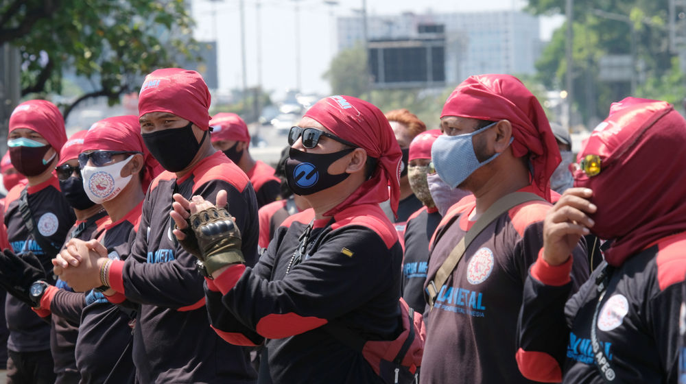 <p>Puluhan buruh melakukan aksi unjuk rasa di depan komplek Parlemen, Senayan, Jakarta, Rabu, 30 September 2020. Aksi unjuk rasa terkait Omnibus Law Cipta Kerja oleh elemen buruh yang menilai panja baleg DPR RI bersama pemerintah belum sesuai harapan buruh. Aksi ini merupakan pemanasan jelang aksi mogok nasional buruh dan demonstrasi besar yang akan diadakan pada tanggal 6-8 Oktober 2020. Foto: Ismail Pohan/TrenAsia</p>
