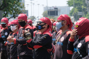 <p>Puluhan buruh melakukan aksi unjuk rasa di depan komplek Parlemen, Senayan, Jakarta, Rabu, 30 September 2020. Aksi unjuk rasa terkait Omnibus Law Cipta Kerja oleh elemen buruh yang menilai panja baleg DPR RI bersama pemerintah belum sesuai harapan buruh. Aksi ini merupakan pemanasan jelang aksi mogok nasional buruh dan demonstrasi besar yang akan diadakan pada tanggal 6-8 Oktober 2020. Foto: Ismail Pohan/TrenAsia</p>
