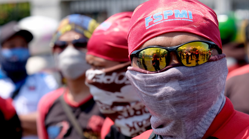 <p>Puluhan buruh melakukan aksi unjuk rasa di depan komplek Parlemen, Senayan, Jakarta, Rabu, 30 September 2020. Aksi unjuk rasa terkait Omnibus Law Cipta Kerja oleh elemen buruh yang menilai panja baleg DPR RI bersama pemerintah belum sesuai harapan buruh. Aksi ini merupakan pemanasan jelang aksi mogok nasional buruh dan demonstrasi besar yang akan diadakan pada tanggal 6-8 Oktober 2020. Foto: Ismail Pohan/TrenAsia</p>
