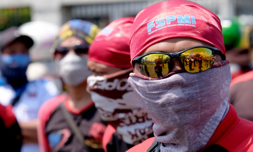 <p>Puluhan buruh melakukan aksi unjuk rasa di depan komplek Parlemen, Senayan, Jakarta, Rabu, 30 September 2020. Aksi unjuk rasa terkait Omnibus Law Cipta Kerja oleh elemen buruh yang menilai panja baleg DPR RI bersama pemerintah belum sesuai harapan buruh. Aksi ini merupakan pemanasan jelang aksi mogok nasional buruh dan demonstrasi besar yang akan diadakan pada tanggal 6-8 Oktober 2020. Foto: Ismail Pohan/TrenAsia</p>
