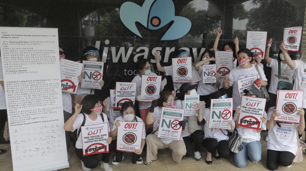 <p>Puluhan nasabah Jiwasraya yang tergabung dalam Forum Korban Jiwasraya melakukan aksi damai di Kantor Pusat Jiwasraya, Jakarta, Jumat, 11 Agustus 2020. Aksi dilakukan demi menuntut kejelasan atas pencairan dana bagi para nasabah korban Jiwasraya yang sudah tidak jelas selama 2 tahun belakangan ini. Seperti diketahui Jiwasraya mengalami tekanan likuiditas sehingga  tidak dapat membayar klaim polis jatuh tempo nasabah JS Saving Plan sebesar Rp802 miliar. Foto: Ismail Pohan/TrenAsia</p>
