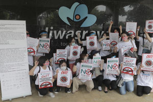 <p>Puluhan nasabah Jiwasraya yang tergabung dalam Forum Korban Jiwasraya melakukan aksi damai di Kantor Pusat Jiwasraya, Jakarta, Jumat, 11 Agustus 2020. Aksi dilakukan demi menuntut kejelasan atas pencairan dana bagi para nasabah korban Jiwasraya yang sudah tidak jelas selama 2 tahun belakangan ini. Seperti diketahui Jiwasraya mengalami tekanan likuiditas sehingga  tidak dapat membayar klaim polis jatuh tempo nasabah JS Saving Plan sebesar Rp802 miliar. Foto: Ismail Pohan/TrenAsia</p>
