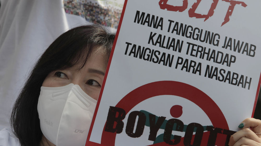 <p>Salah satu nasabah Jiwasraya yang tergabung dalam Forum Korban Jiwasraya mengikuti aksi damai di Kantor Pusat Jiwasraya, Jakarta, Jumat, 11 Agustus 2020. Aksi dilakukan demi menuntut kejelasan atas pencairan dana bagi para nasabah korban Jiwasraya yang sudah tidak jelas selama 2 tahun belakangan ini. Seperti diketahui Jiwasraya mengalami tekanan likuiditas sehingga  tidak dapat membayar klaim polis jatuh tempo nasabah JS Saving Plan sebesar Rp802 miliar. Foto: Ismail Pohan/TrenAsia</p>
