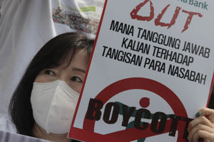 <p>Salah satu nasabah Jiwasraya yang tergabung dalam Forum Korban Jiwasraya mengikuti aksi damai di Kantor Pusat Jiwasraya, Jakarta, Jumat, 11 Agustus 2020. Aksi dilakukan demi menuntut kejelasan atas pencairan dana bagi para nasabah korban Jiwasraya yang sudah tidak jelas selama 2 tahun belakangan ini. Seperti diketahui Jiwasraya mengalami tekanan likuiditas sehingga  tidak dapat membayar klaim polis jatuh tempo nasabah JS Saving Plan sebesar Rp802 miliar. Foto: Ismail Pohan/TrenAsia</p>
