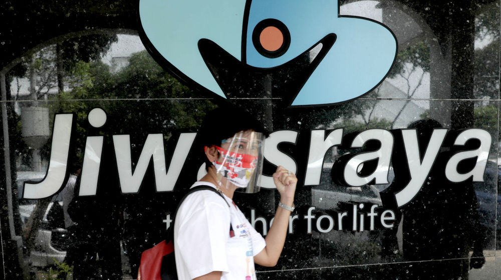 <p>Salah satu nasabah Jiwasraya yang tergabung dalam Forum Korban Jiwasraya mengikuti aksi damai di Kantor Pusat Jiwasraya, Jakarta, Jumat, 11 Agustus 2020. Aksi dilakukan demi menuntut kejelasan atas pencairan dana bagi para nasabah korban Jiwasraya yang sudah tidak jelas selama 2 tahun belakangan ini. Seperti diketahui Jiwasraya mengalami tekanan likuiditas sehingga  tidak dapat membayar klaim polis jatuh tempo nasabah JS Saving Plan sebesar Rp802 miliar. Foto: Ismail Pohan/TrenAsia</p>
