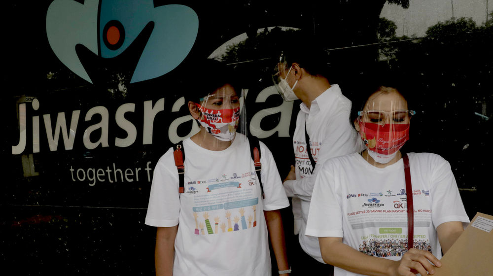 <p>Puluhan nasabah Jiwasraya yang tergabung dalam Forum Korban Jiwasraya melakukan aksi damai di Kantor Pusat Jiwasraya, Jakarta, Jumat, 11 Agustus 2020. Aksi dilakukan demi menuntut kejelasan atas pencairan dana bagi para nasabah korban Jiwasraya yang sudah tidak jelas selama 2 tahun belakangan ini. Seperti diketahui Jiwasraya mengalami tekanan likuiditas sehingga  tidak dapat membayar klaim polis jatuh tempo nasabah JS Saving Plan sebesar Rp802 miliar. Foto: Ismail Pohan/TrenAsia</p>
