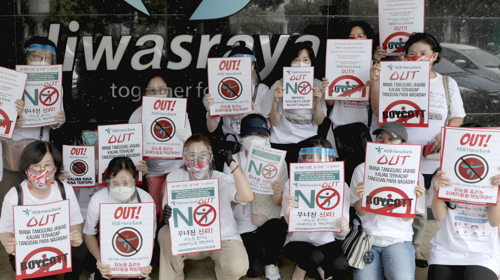 <p>Puluhan nasabah Jiwasraya yang tergabung dalam Forum Korban Jiwasraya melakukan aksi damai di Kantor Pusat Jiwasraya, Jakarta, Jumat, 11 Agustus 2020. Aksi dilakukan demi menuntut kejelasan atas pencairan dana bagi para nasabah korban Jiwasraya yang sudah tidak jelas selama 2 tahun belakangan ini. Seperti diketahui Jiwasraya mengalami tekanan likuiditas sehingga  tidak dapat membayar klaim polis jatuh tempo nasabah JS Saving Plan sebesar Rp802 miliar. Foto: Ismail Pohan/TrenAsia</p>
