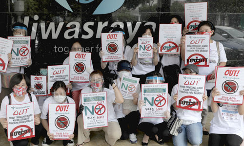 <p>Puluhan nasabah Jiwasraya yang tergabung dalam Forum Korban Jiwasraya melakukan aksi damai di Kantor Pusat Jiwasraya, Jakarta, Jumat, 11 Agustus 2020. Aksi dilakukan demi menuntut kejelasan atas pencairan dana bagi para nasabah korban Jiwasraya yang sudah tidak jelas selama 2 tahun belakangan ini. Seperti diketahui Jiwasraya mengalami tekanan likuiditas sehingga  tidak dapat membayar klaim polis jatuh tempo nasabah JS Saving Plan sebesar Rp802 miliar. Foto: Ismail Pohan/TrenAsia</p>
