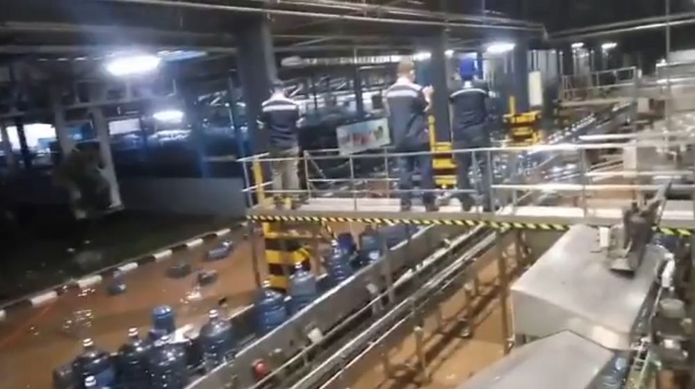 <p>Pabrik Aqua terendam banjir. /Twitter @kondekturbus_</p>