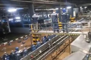 <p>Pabrik Aqua terendam banjir. /Twitter @kondekturbus_</p>
