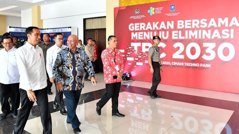 <p>Konglomerat yang kini menjadi Dewan Pertimbangan Presiden (Wantimpres) Arifin Panigoro bersama Presiden Joko Widodo. Arifin adalah pemilik PT Medco Energy Internasional Tbk (MEDC) dan tambang emas Newmont Nusa Tenggara / Wantimpres.go.id</p>
