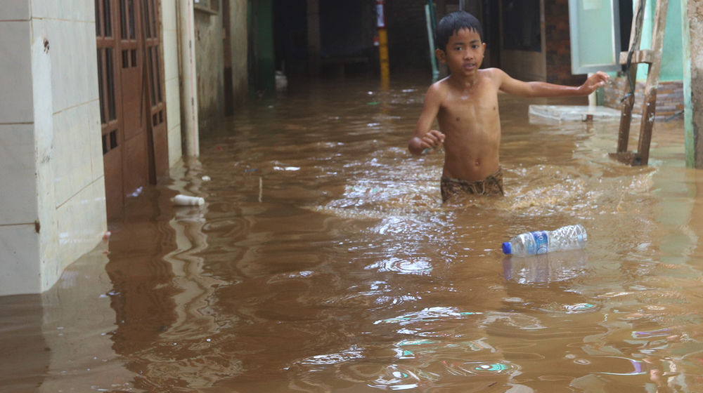 <p>Warga beraktivitas saat banjir merendam pemukiman padat di dekat bantaran kali Ciliwung kawasan Kebun Pala, Jakarta Timur, Selasa 22 September 2020. Curah hujan tinggi dan tingginya debit air di bendung katulampa Bogor, membuat sejumlah pemukiman warga yang berada di bantaran Ciliwung wilayah Jakarta terendam banjir. Foto: Ismail Pohan/TrenAsia</p>
