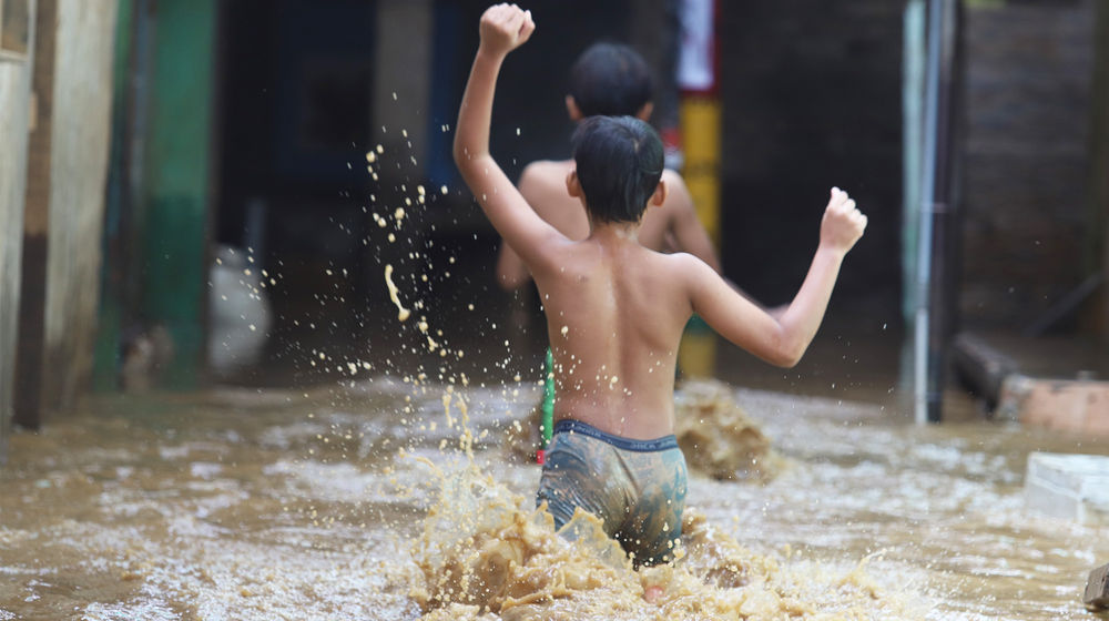 <p>Warga beraktivitas saat banjir merendam pemukiman padat di dekat bantaran kali Ciliwung kawasan Kebun Pala, Jakarta Timur, Selasa 22 September 2020. Curah hujan tinggi dan tingginya debit air di bendung katulampa Bogor, membuat sejumlah pemukiman warga yang berada di bantaran Ciliwung wilayah Jakarta terendam banjir. Foto: Ismail Pohan/TrenAsia</p>
